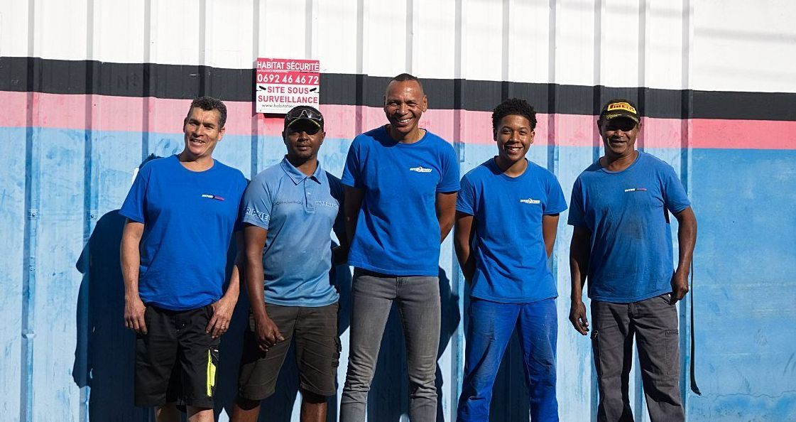 Femme devant son véhicule de travail