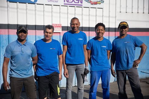Employés mécaniciens du garage Inter Pneus