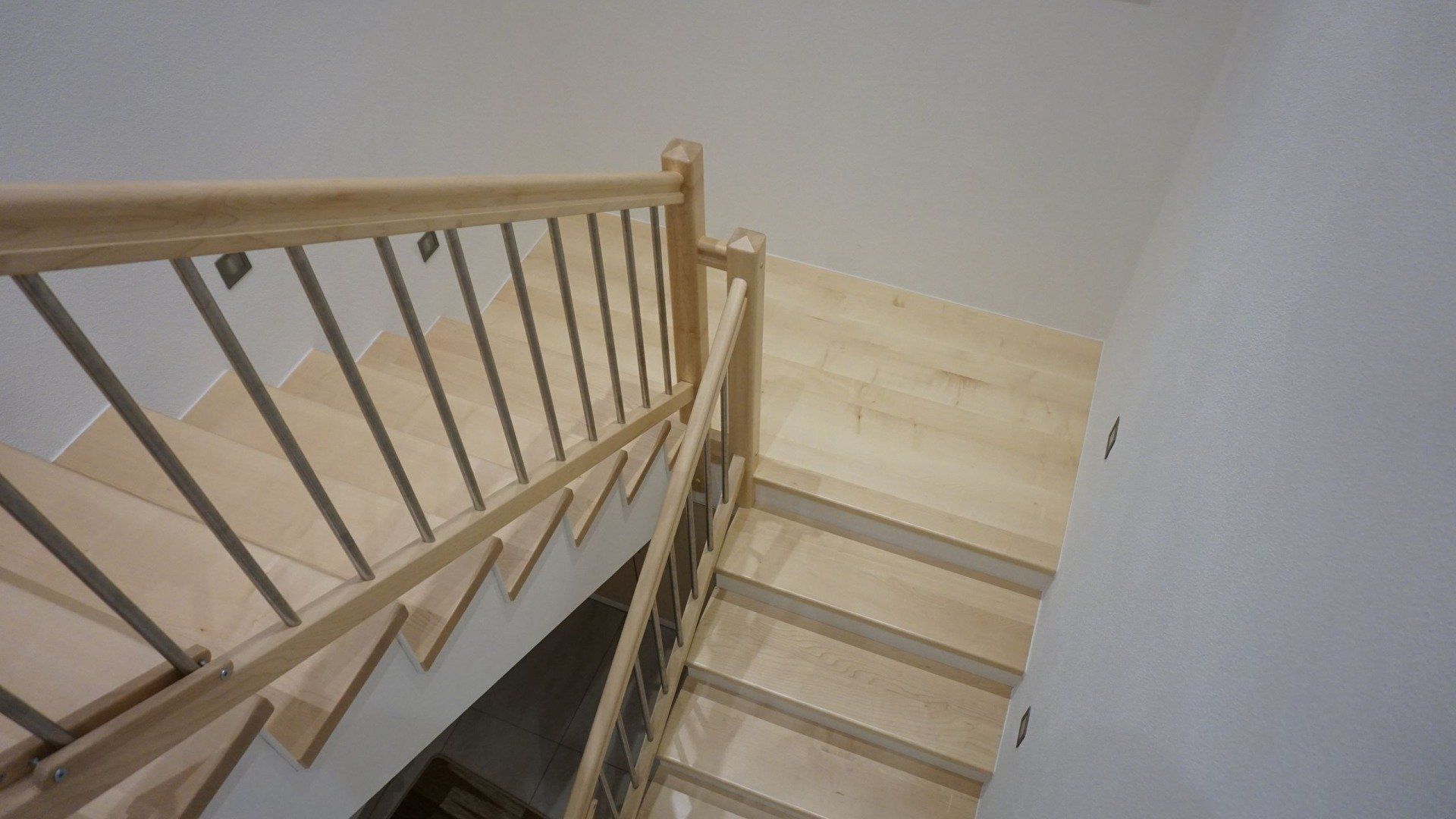 Holztreppe mit Geländer