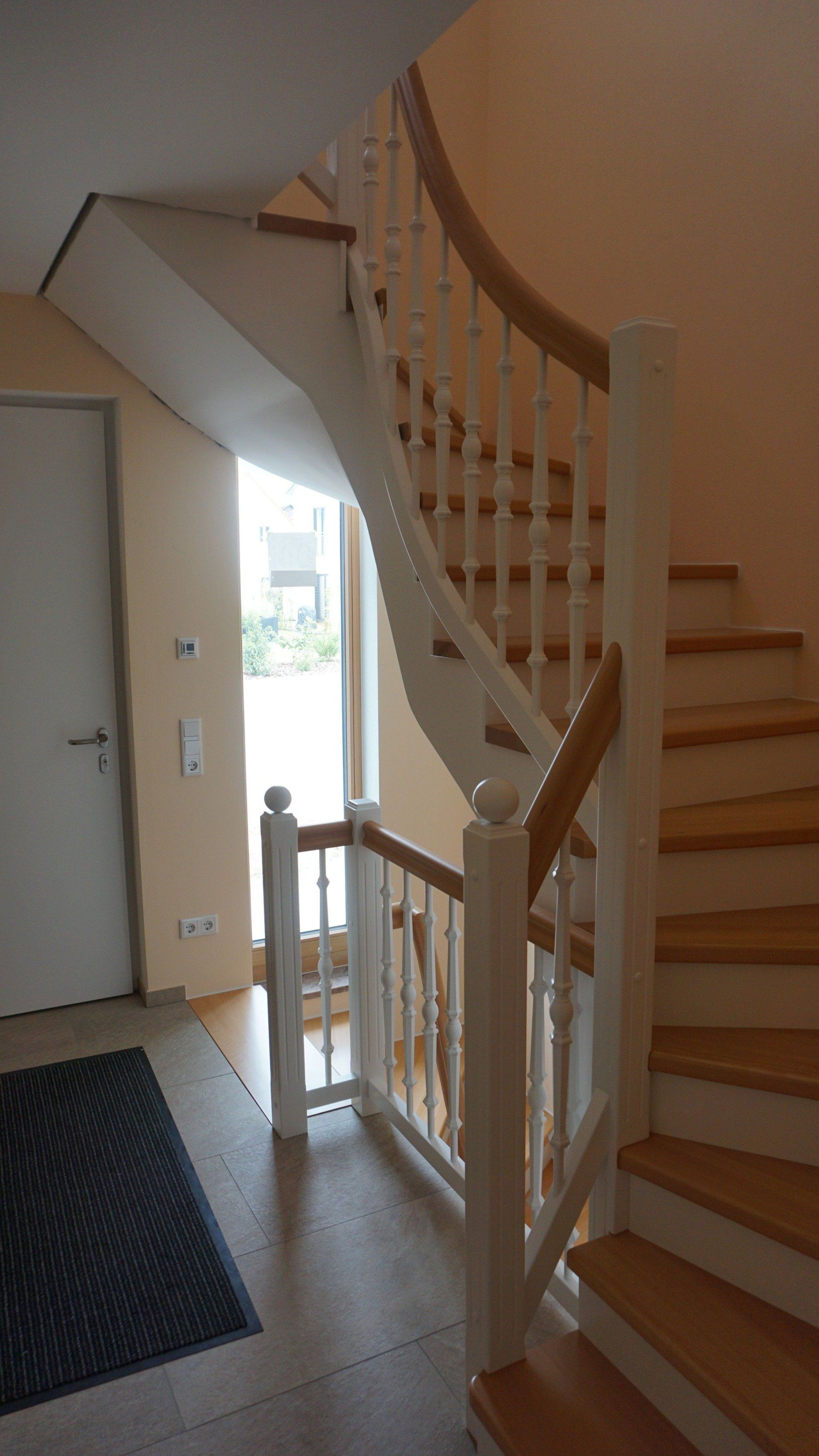 Holztreppe mit Geländer