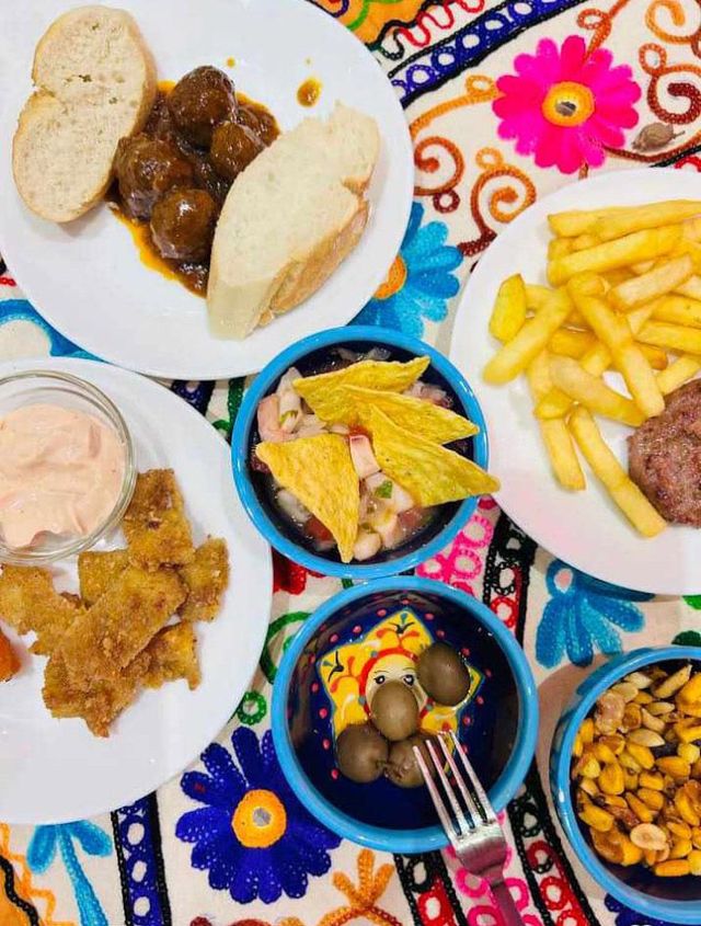 Una mesa cubierta con platos y cuencos de comida.