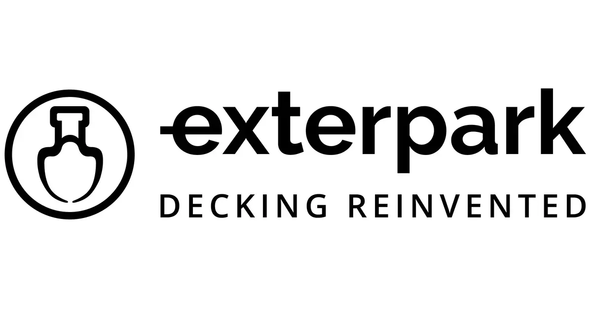 Un logotipo en blanco y negro para una empresa llamada Exterpark Decking reinventado.