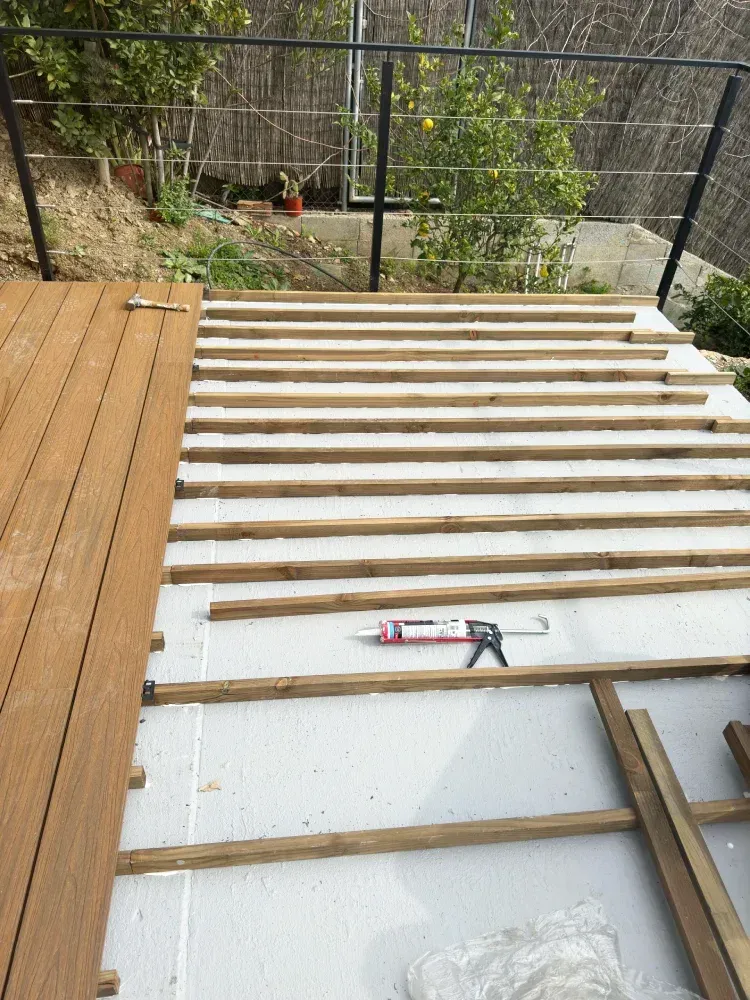 Se está construyendo una plataforma de madera sobre un piso de concreto.