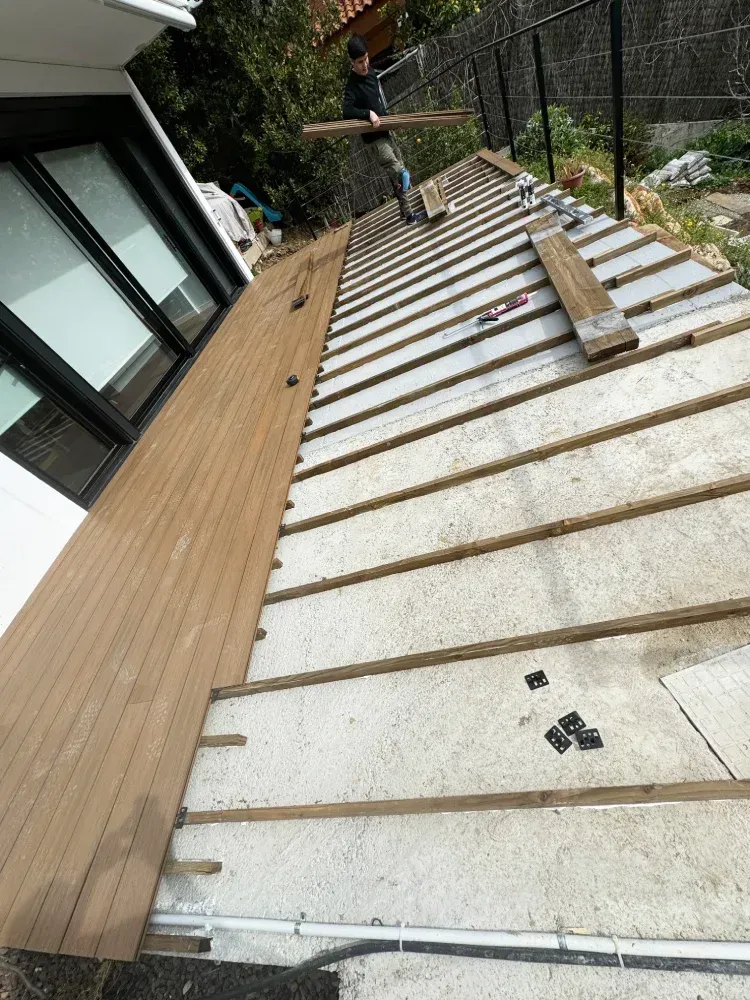 Un hombre está de pie encima de una plataforma de madera.