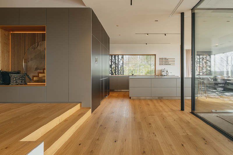 Hay un piso de madera en el medio de la habitación.