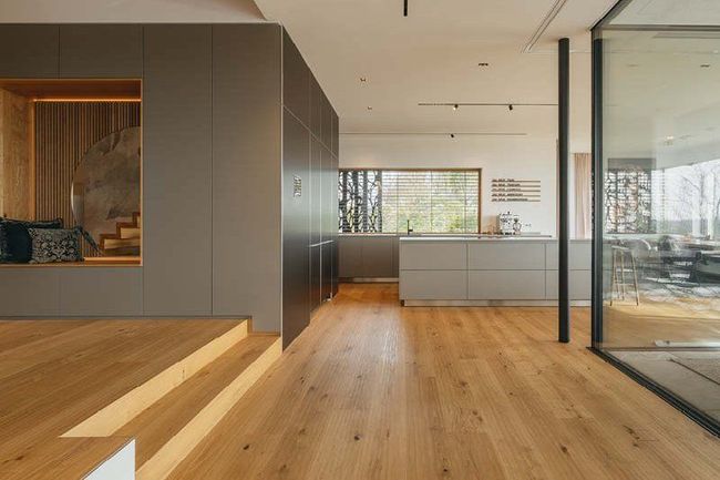 Hay un piso de madera en el medio de la habitación.