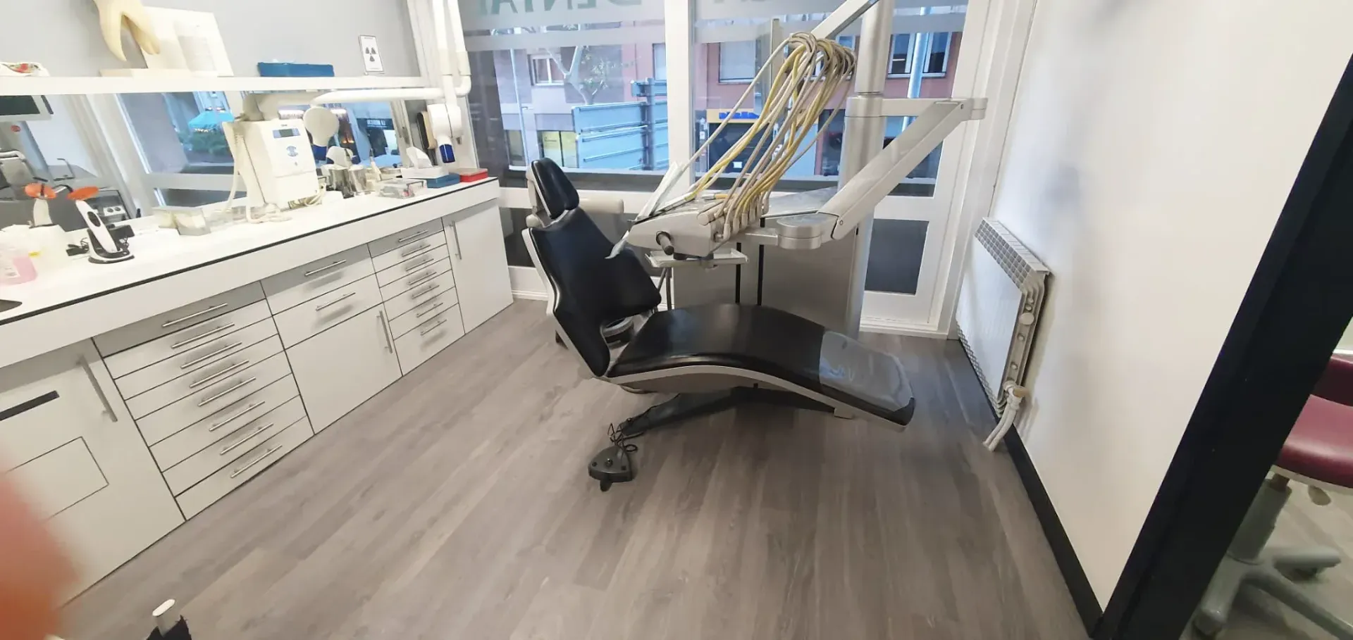 Una silla dental está sentada en un consultorio dental.