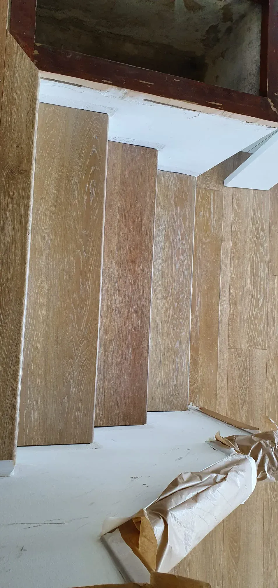 Un primer plano de un conjunto de escaleras con barandilla blanca.