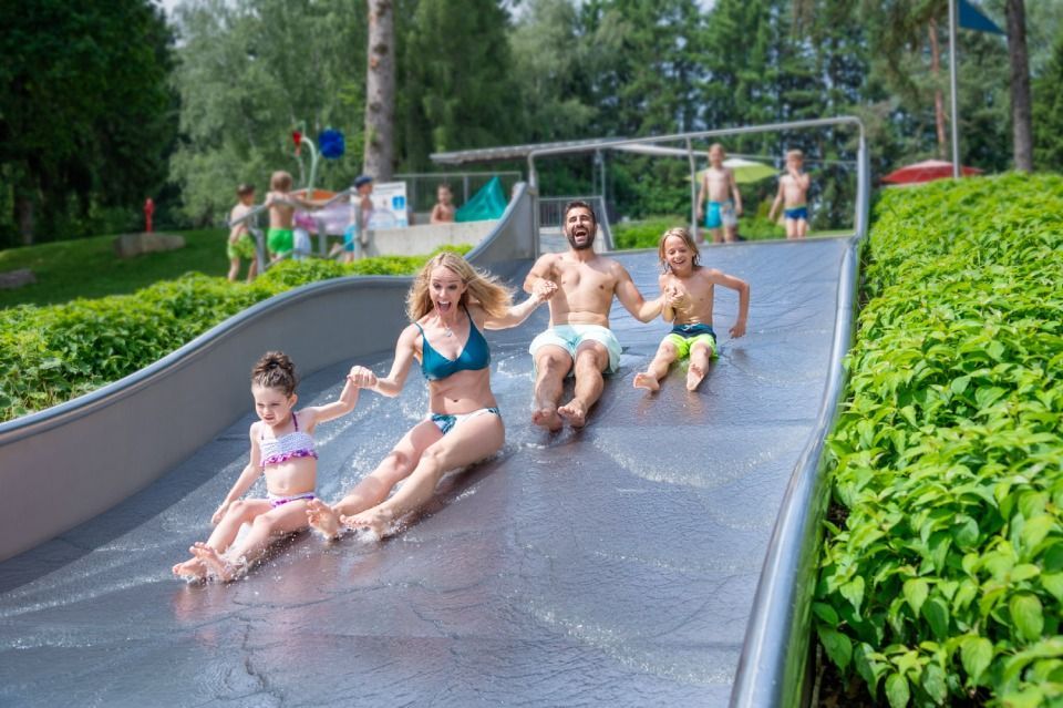 Freibad mit Rutsche in der Nähe von Eging am See