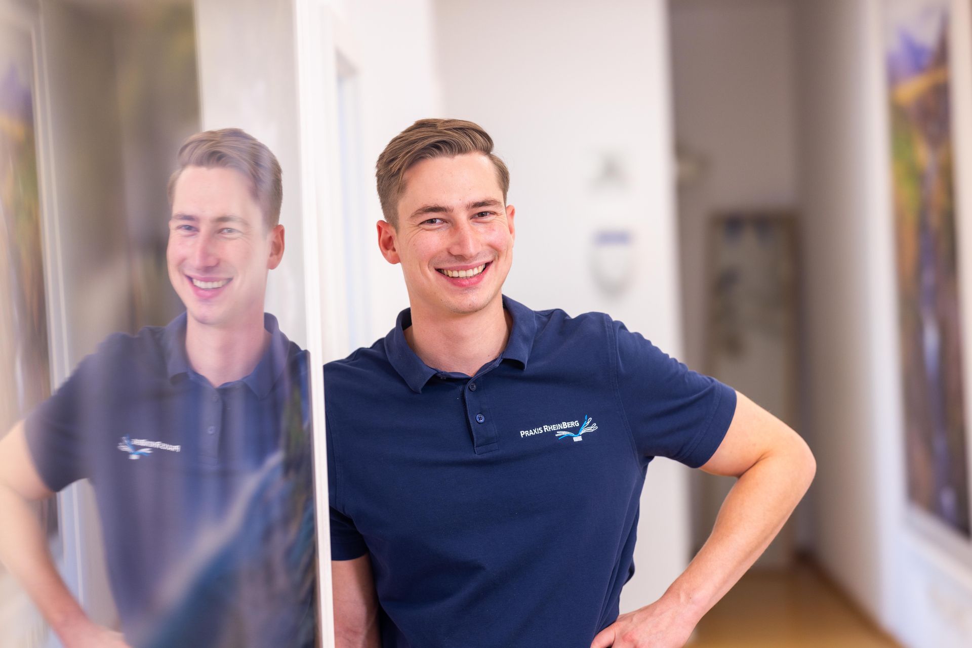 Patientin beim Zahnarzt, Sauger und zahnmedizinische Instrumente in Mund