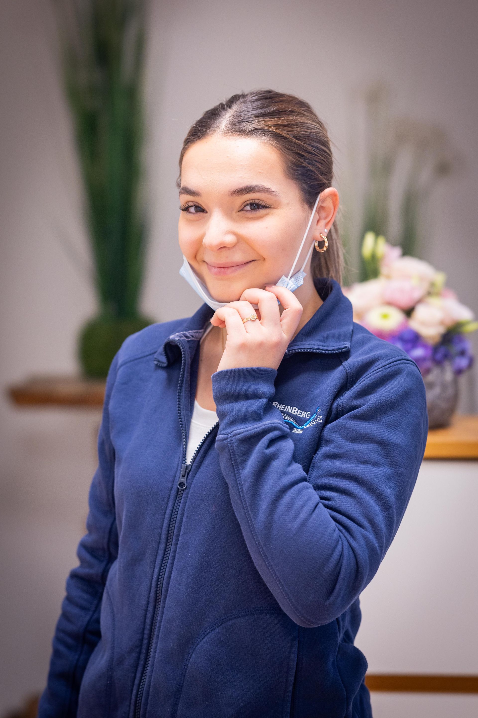 Frau zeigt OK mit Hand, Zeigefinger auf Daumen