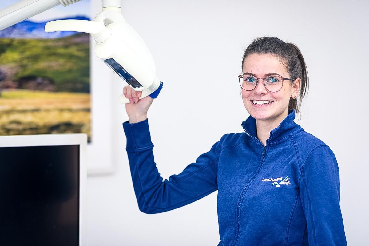 Mann mit Zahnschmerzen
