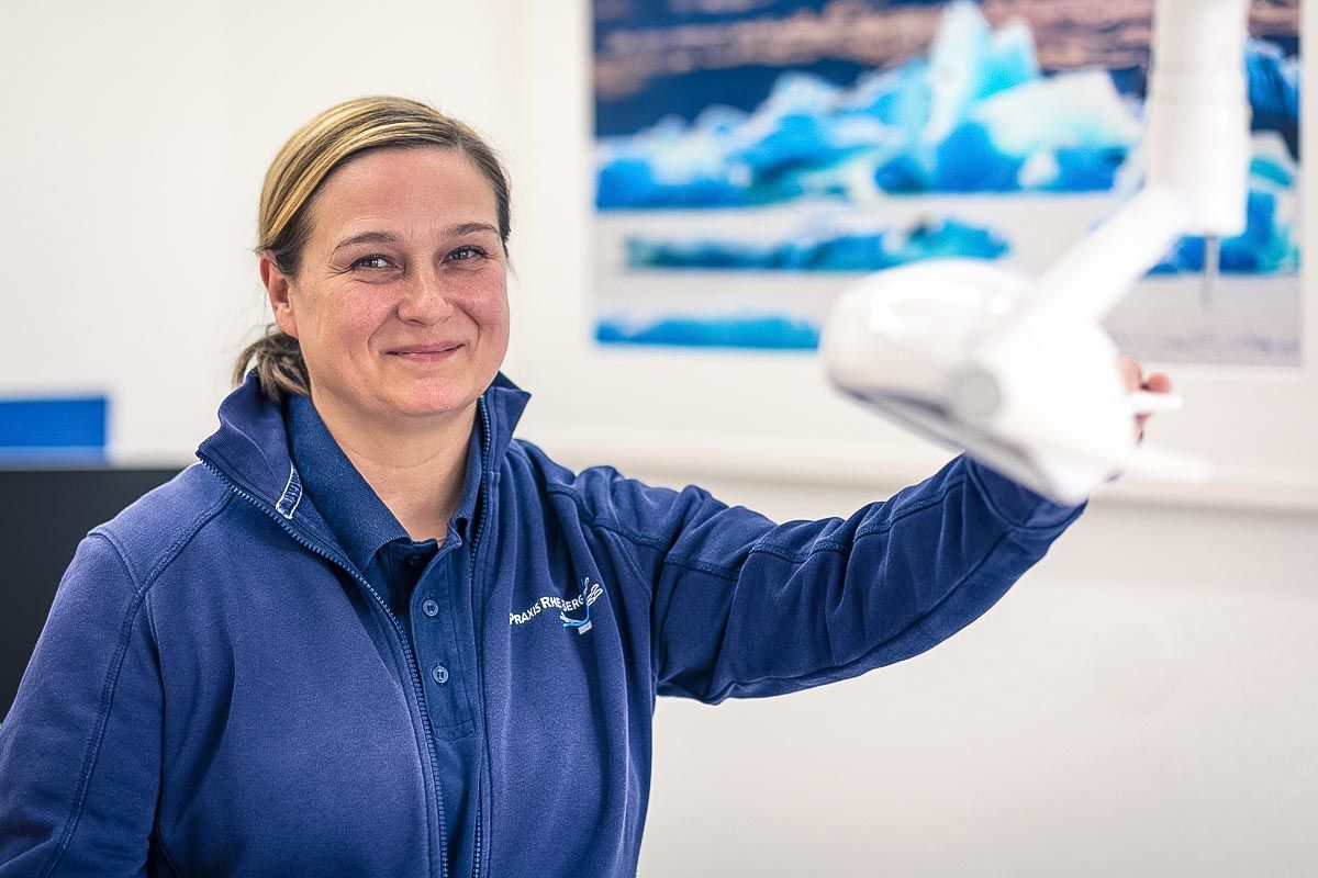 Patientin beim Zahnarzt, Sauger in Mund