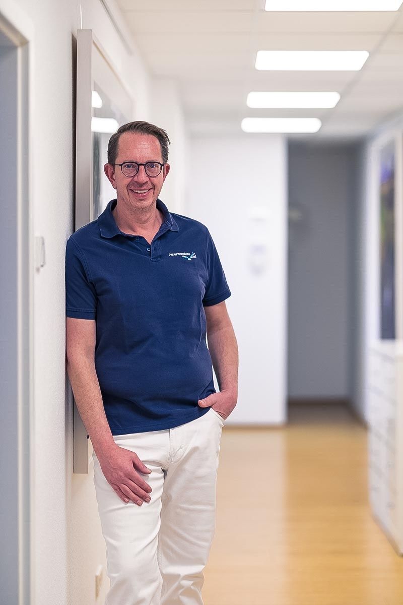 Patientin beim Zahnarzt, Sauger in Mund