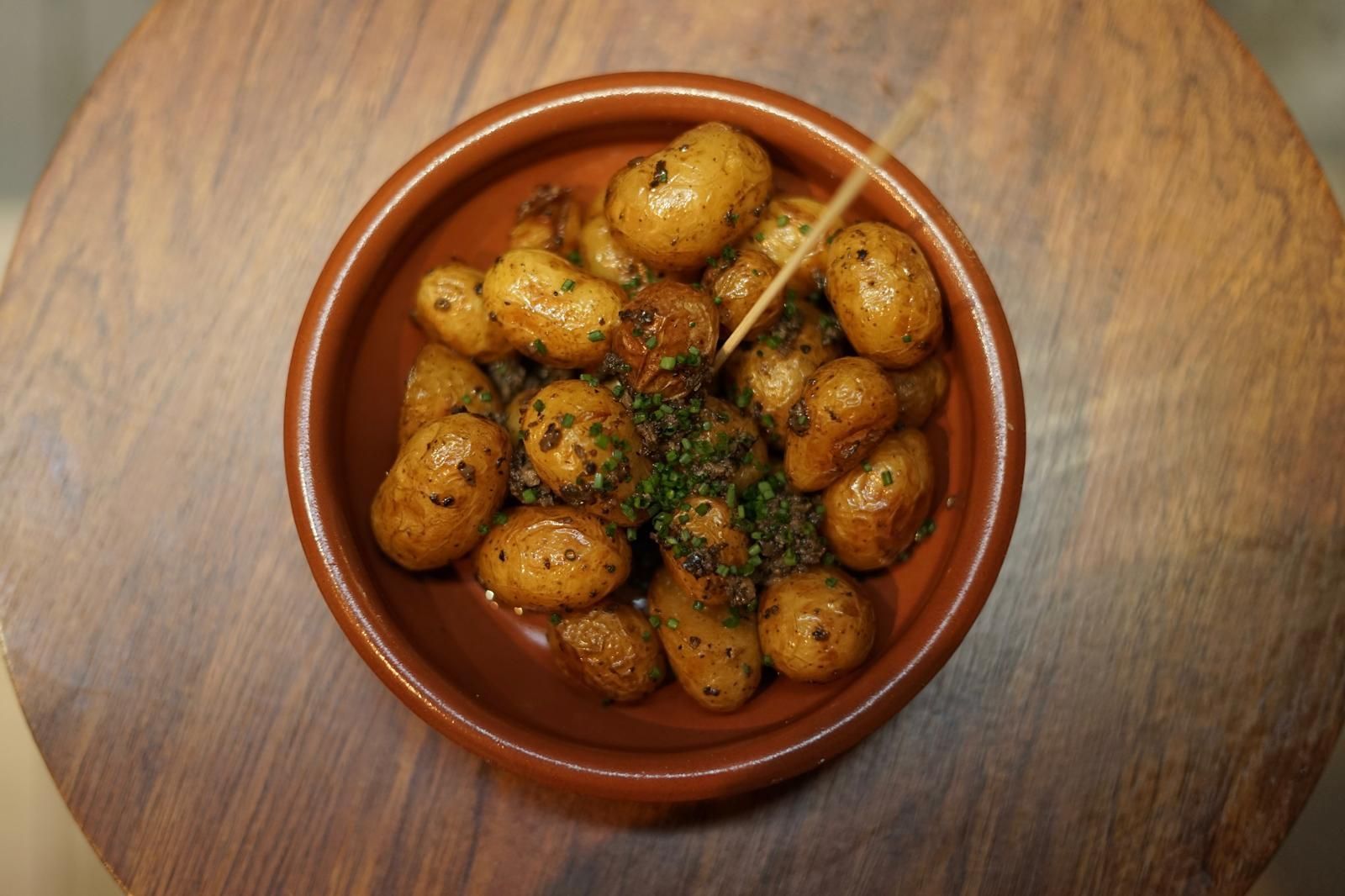 Un bol de patatas con un palillo dentro