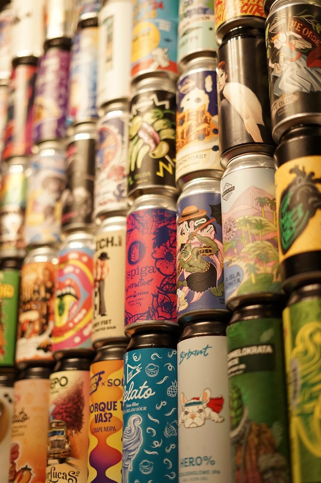 Un montón de latas de cerveza están apiladas una encima de otra.