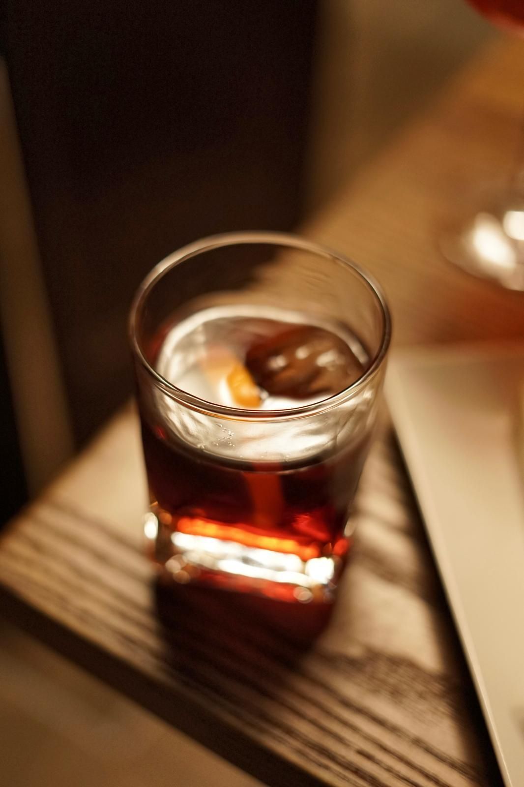 Un primer plano de un vaso de alcohol sobre una mesa.