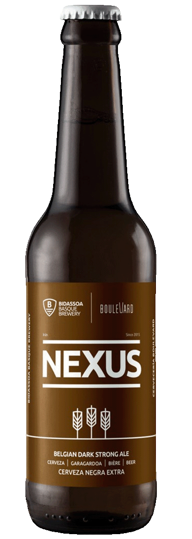 Una botella de cerveza Nexus sobre un fondo blanco.