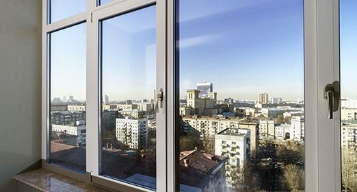 Una gran ventana con vista a una ciudad.
