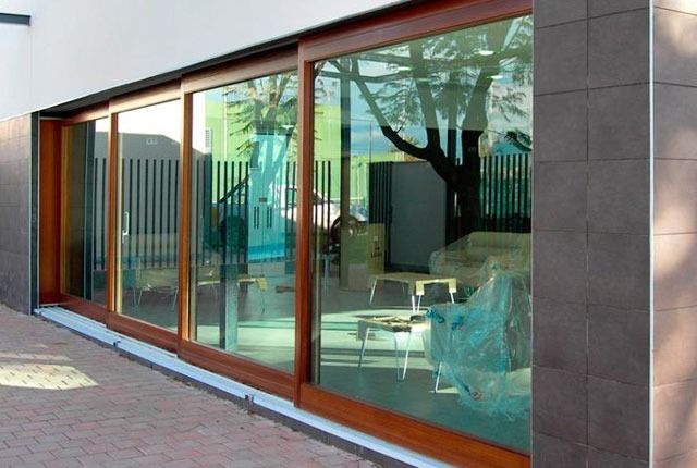 Una gran puerta corrediza de vidrio que conduce a una sala de estar.