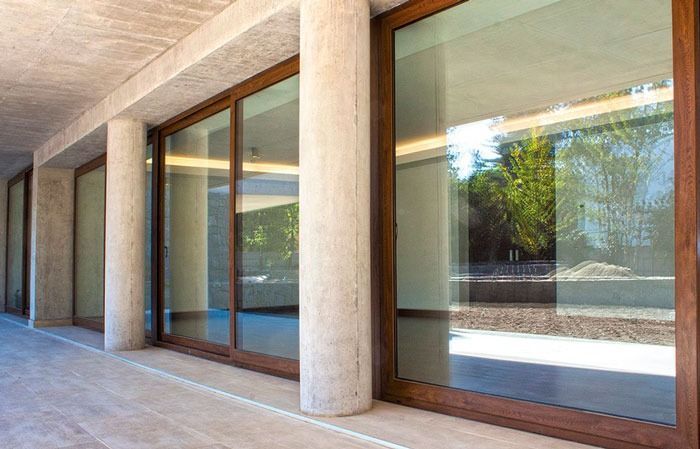 Un edificio con muchas ventanas y columnas.