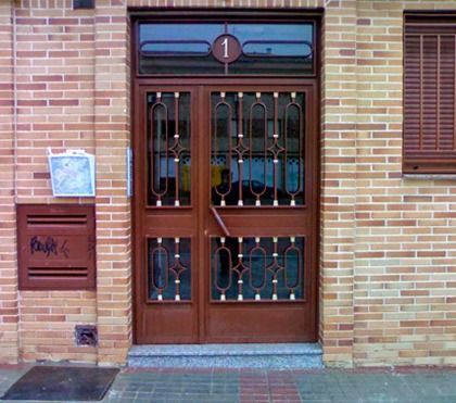 Una puerta marrón con el número 1 en ella