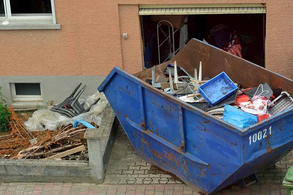Ein blauer Müllcontainer mit der Nummer 10021 darauf