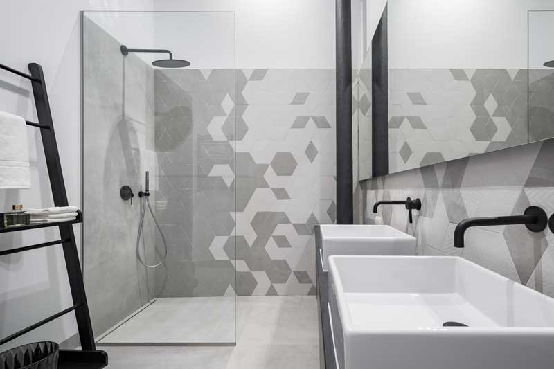 Salle de bains design blanche et noire