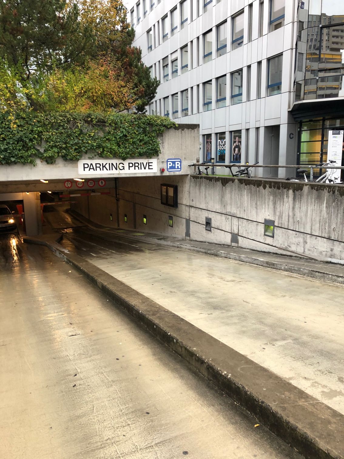 Extérieur du parking avant travaux de Selimi Peinture