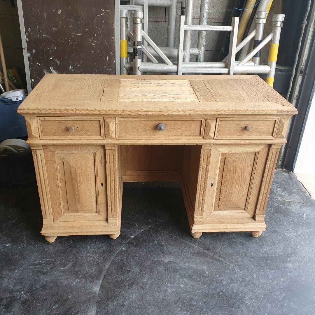 Bureau en bois après décapage.
