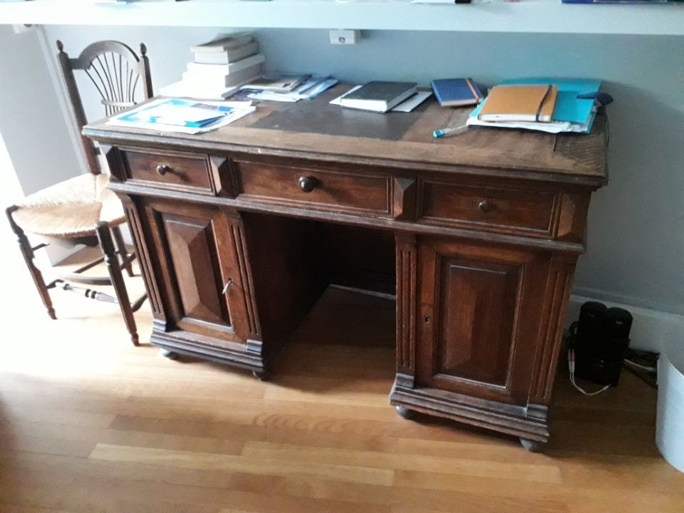 Bureau ancien en bois avec tiroirs.