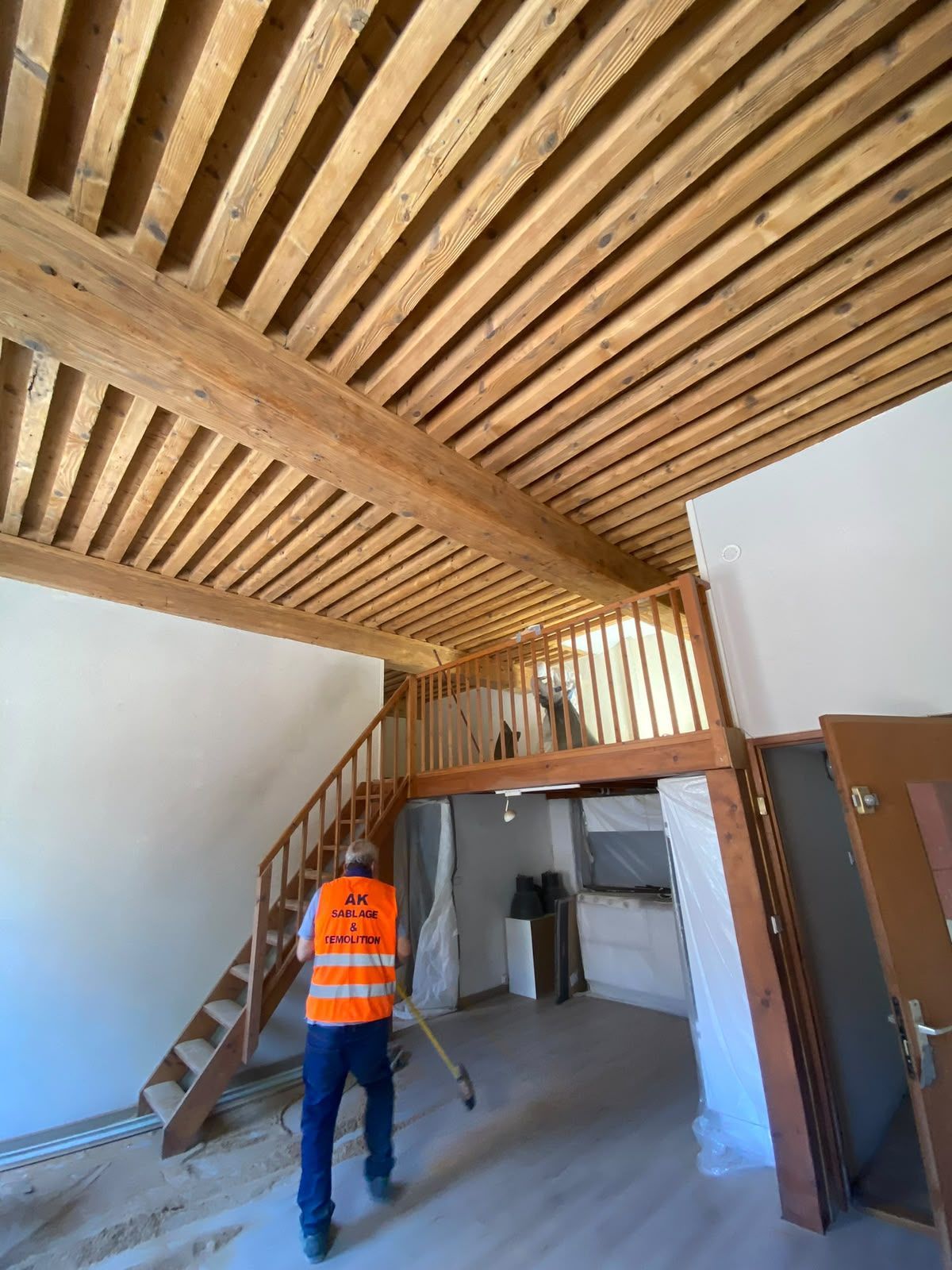 Aérogommage d’un plafond à la française dans un appartement canut à Lyon 4ᵉ