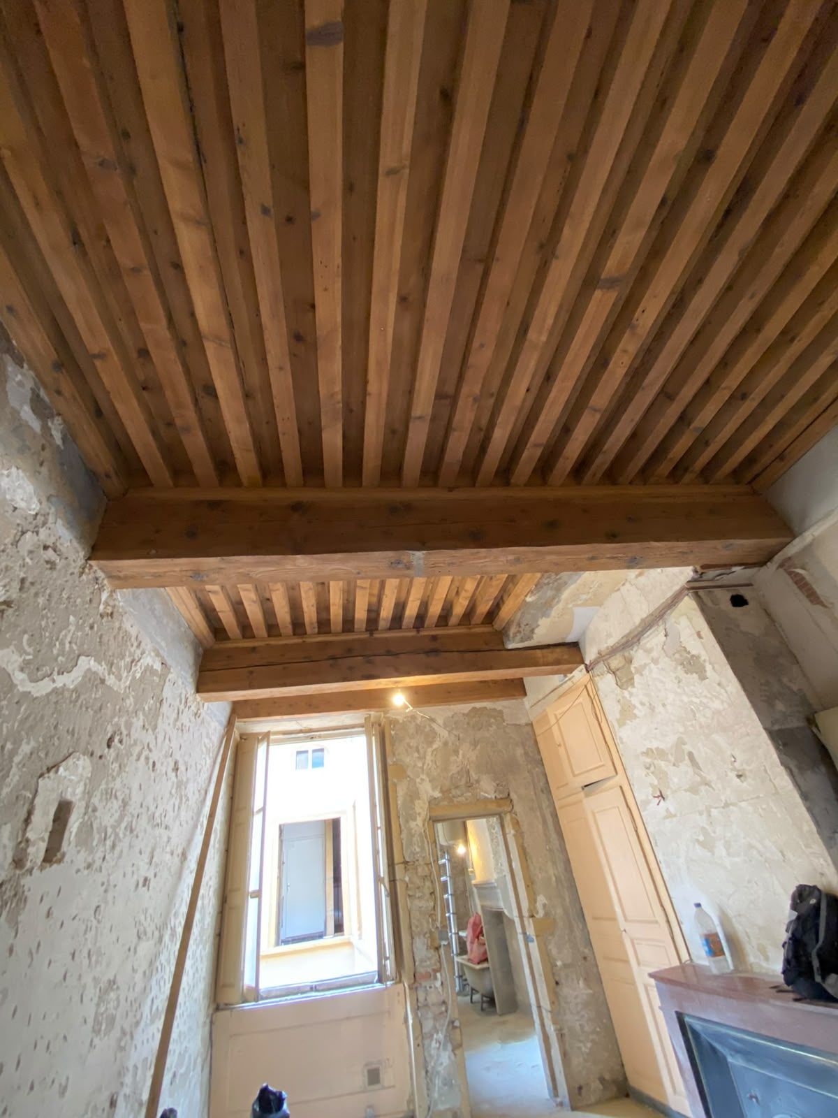 Aérogommage d’un plafond à la française dans un appartement canut à Lyon 3ᵉ