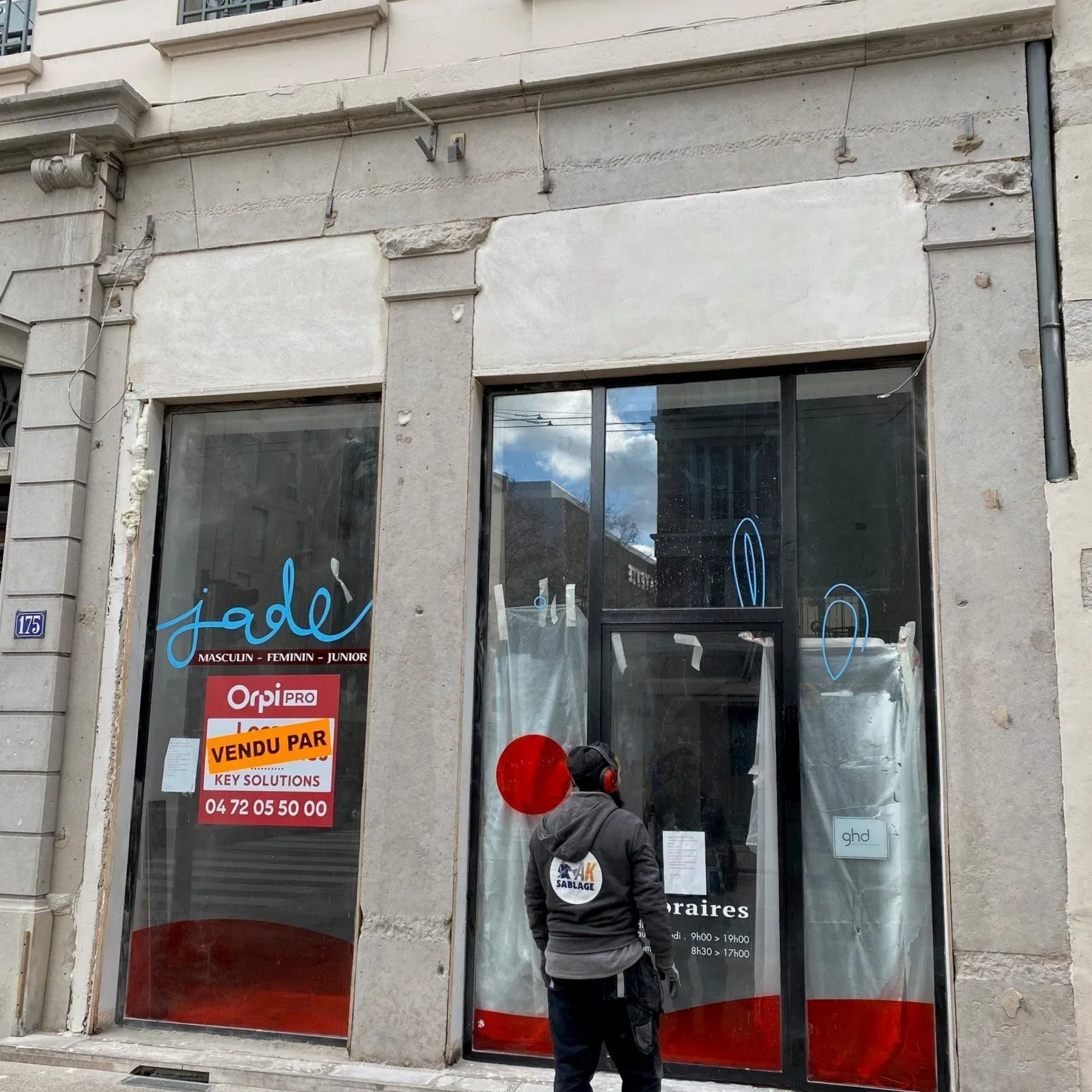 Extérieur de deux devantures de magasin en cours de rénovation.