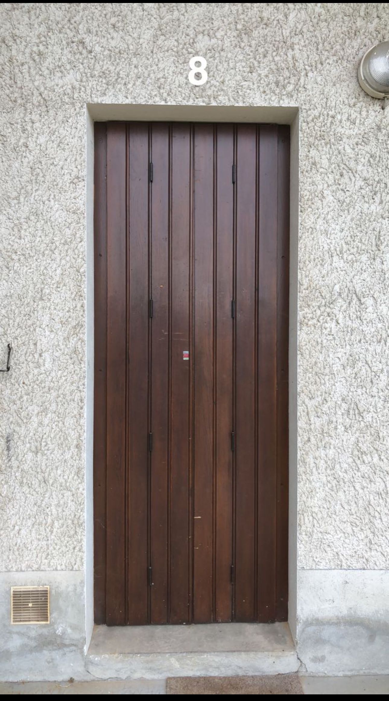 Porte en bois brun.