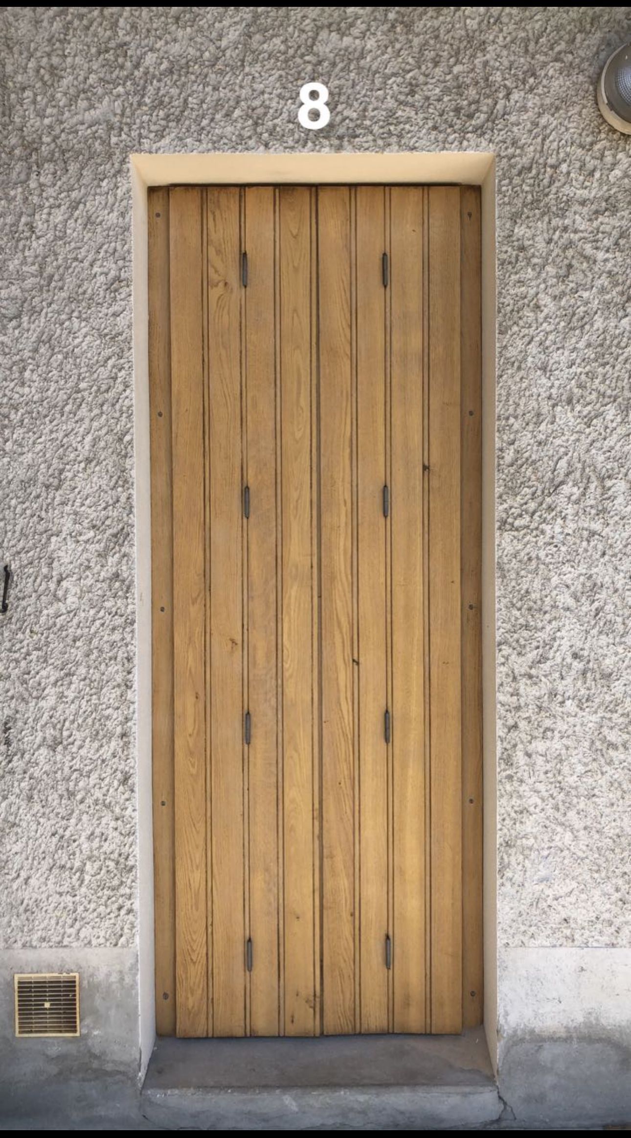 Porte en bois après sablage.