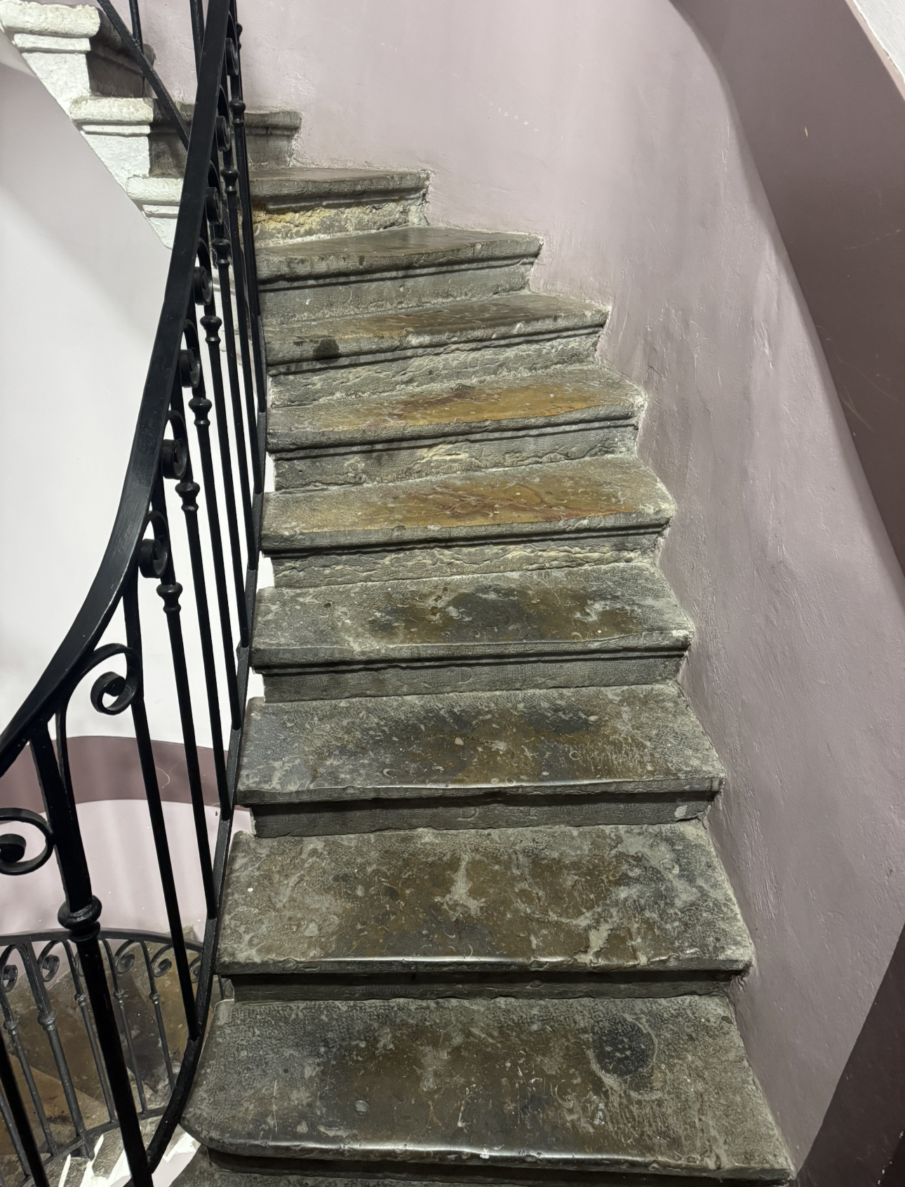 Escalier en pierre avec rampe en métal