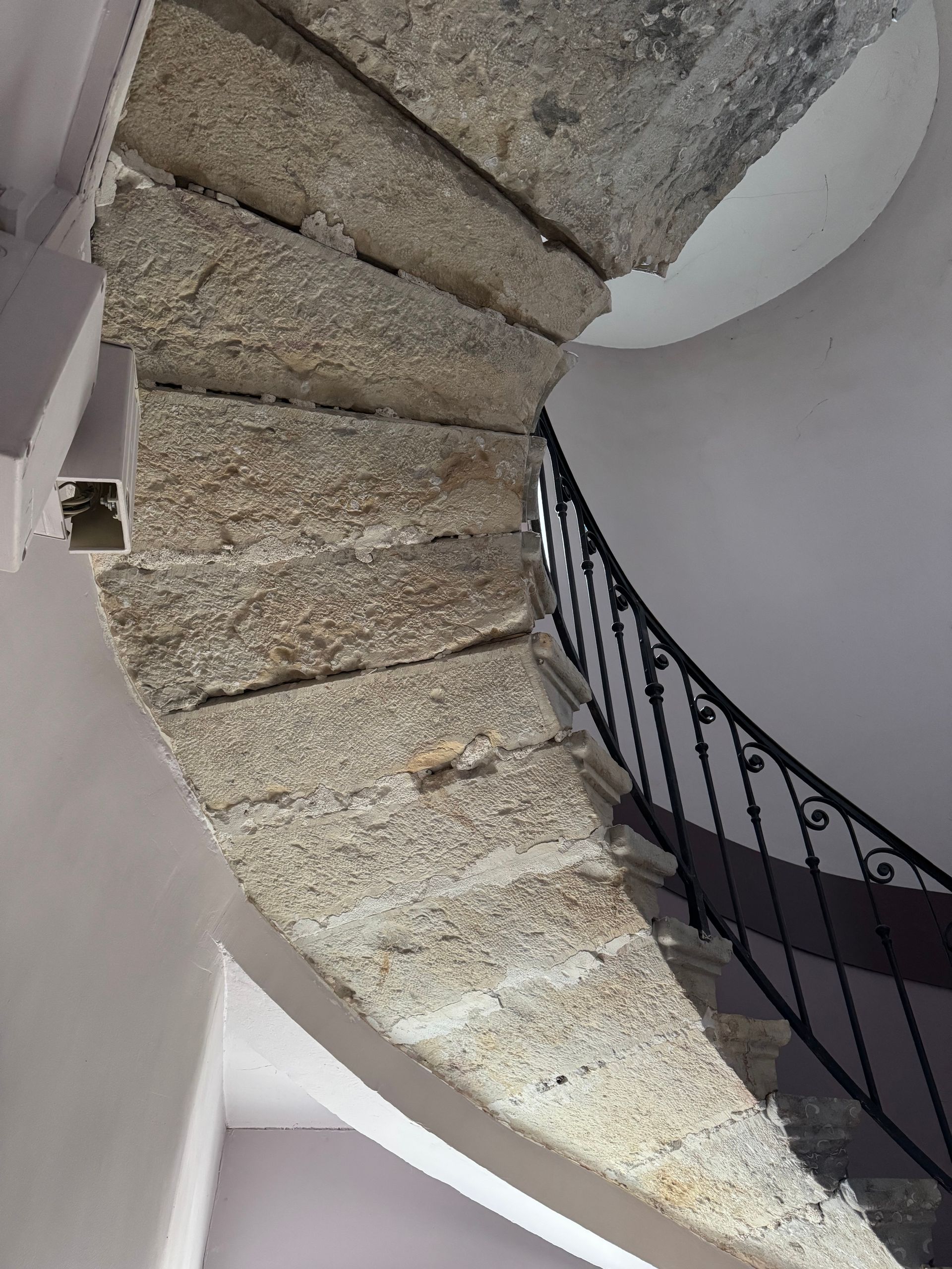 hydrogommage d'une sous face escalier pierre