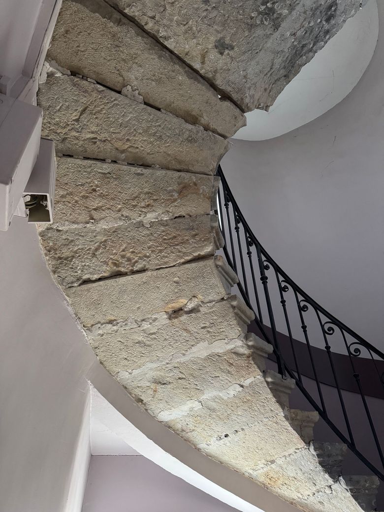 hydrogommage d'une sous face escalier pierre