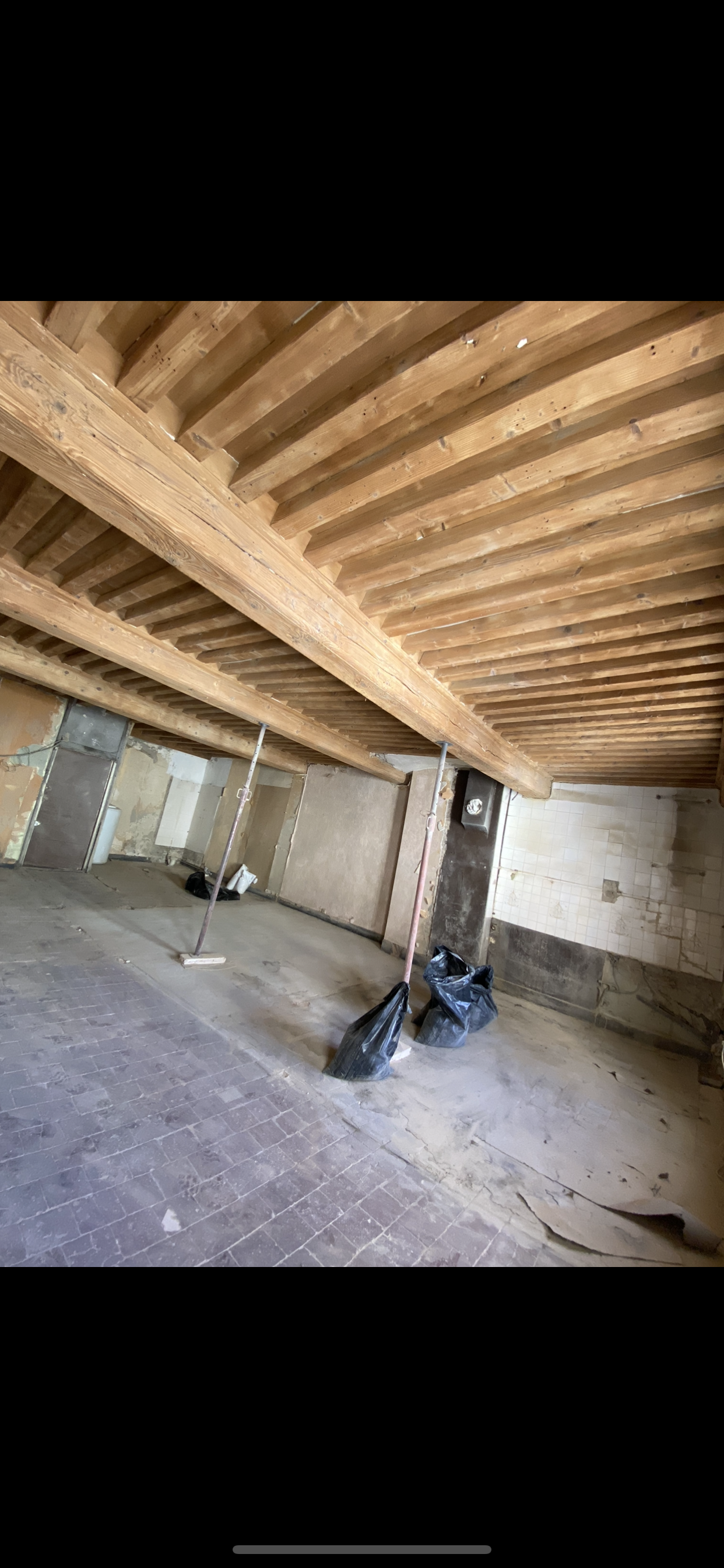 Aérogommage d’un plafond à la française dans un appartement canut à Lyon 5ᵉ