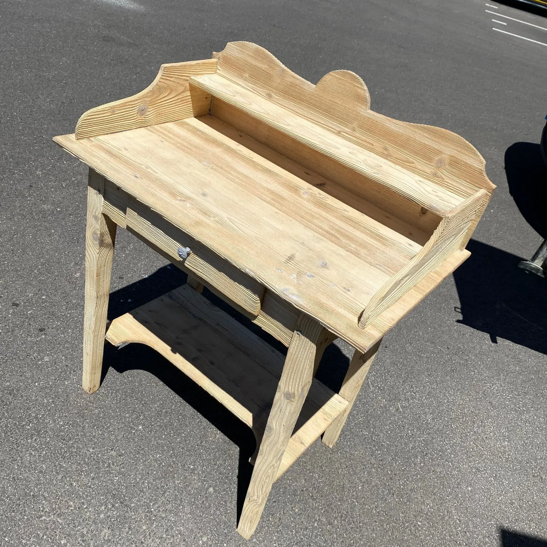 Table ancienne en bois.