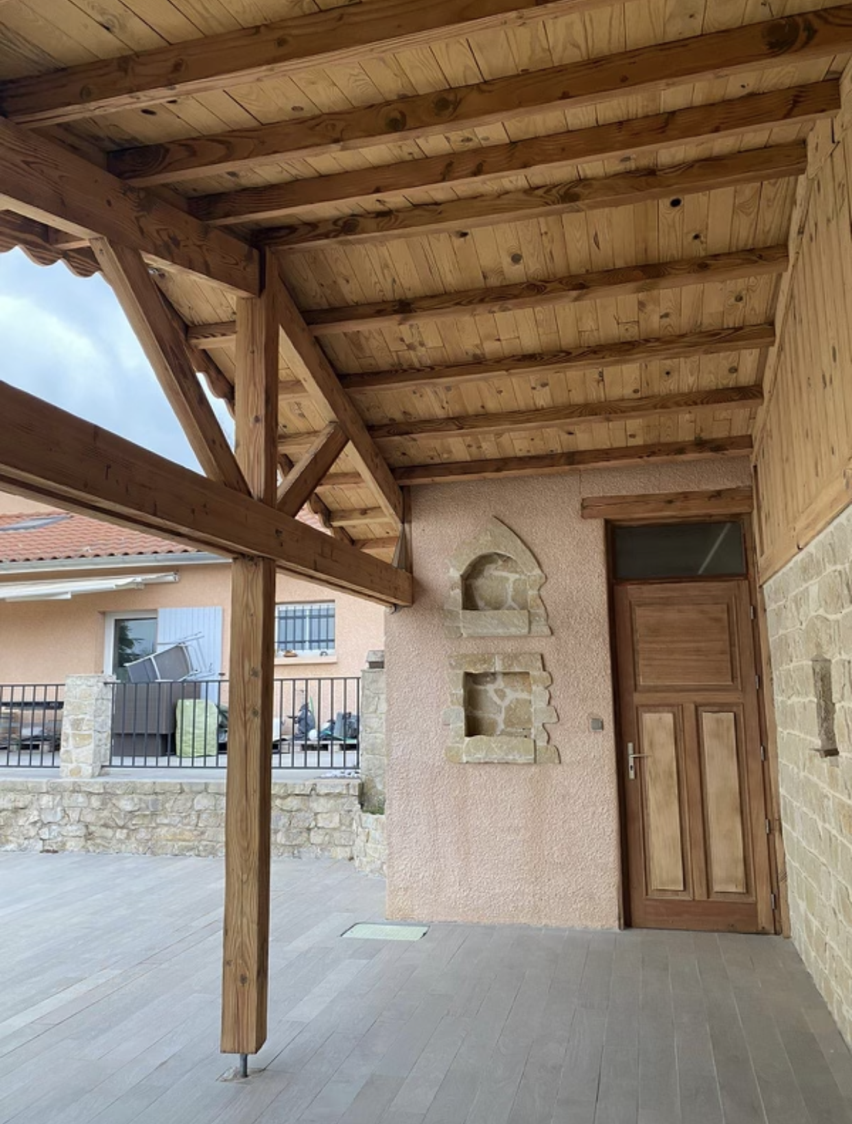 Après décapage d'une pergola en bois