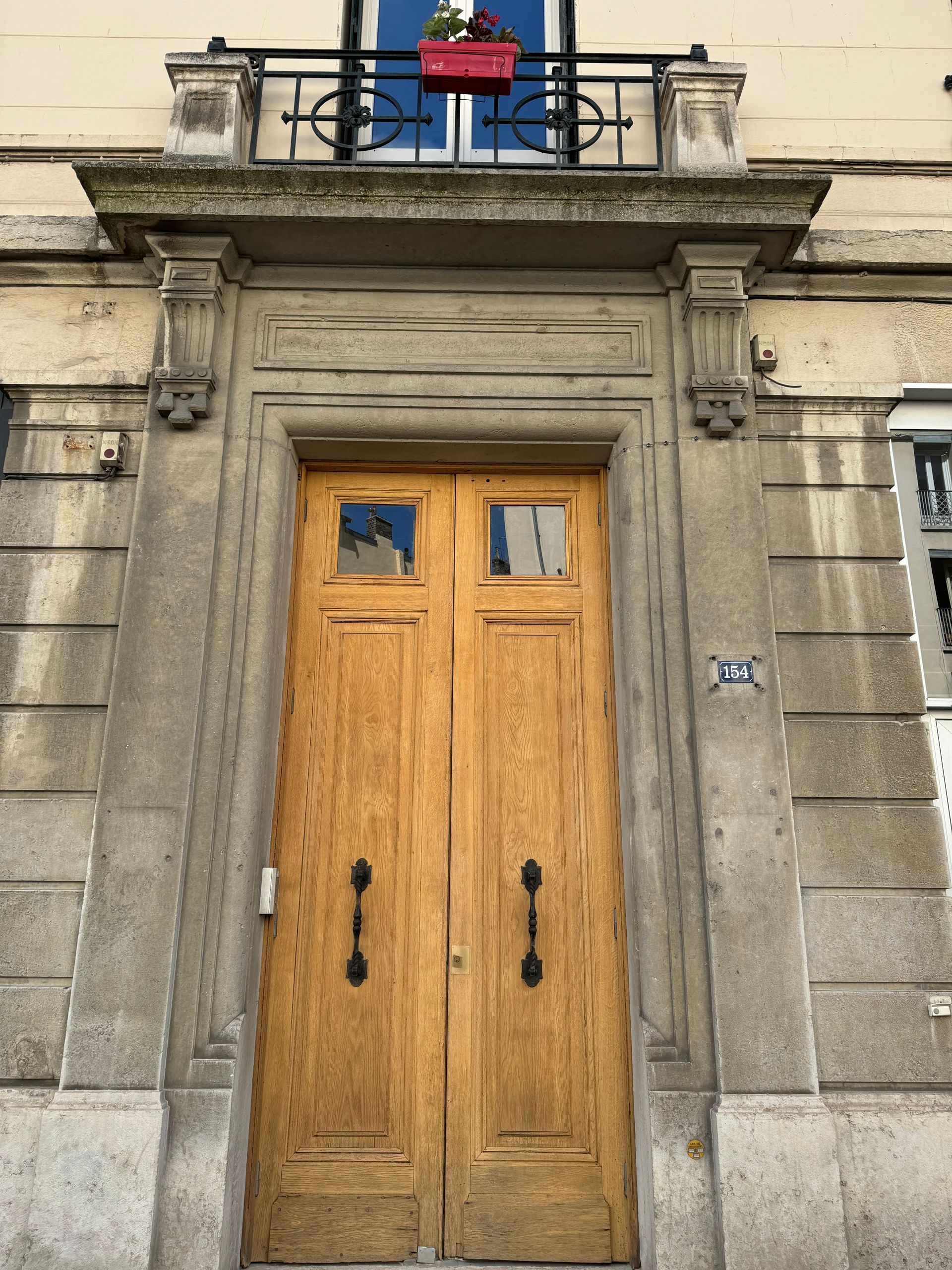 Après sablage d'une porte en bois d'un bâtiment