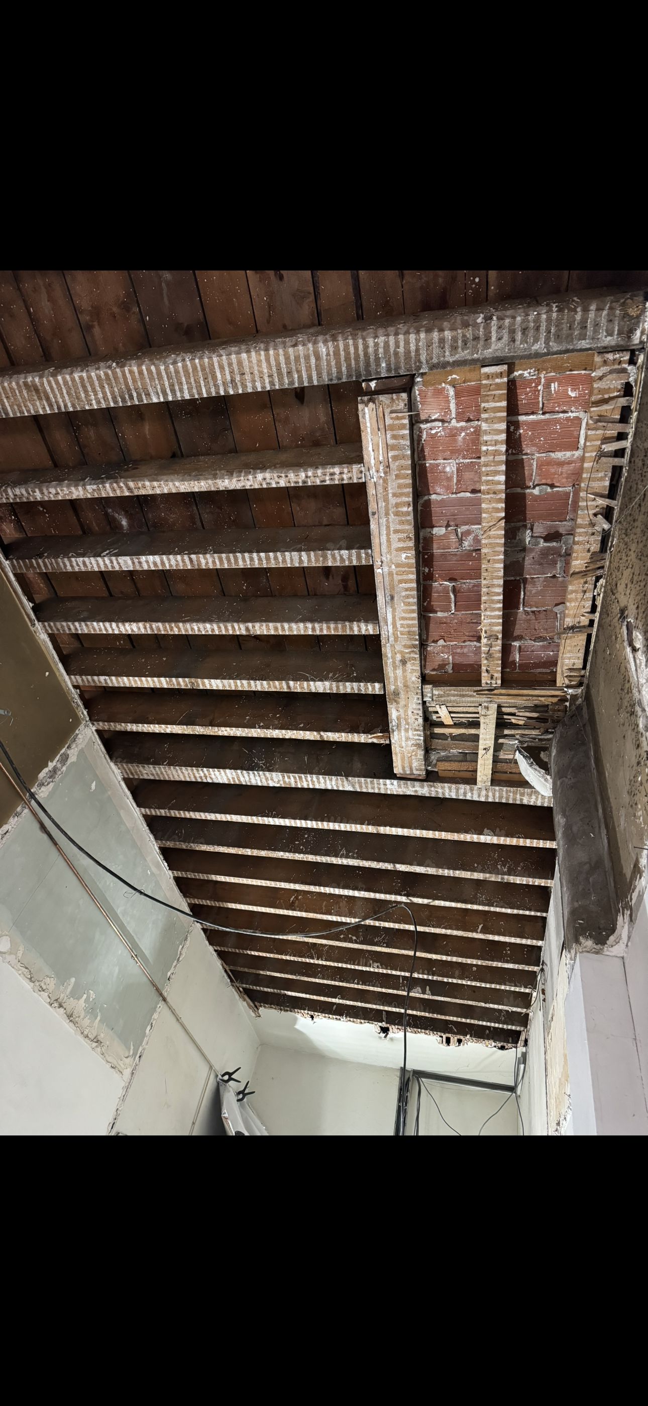 Aérogommage d’un plafond à la française dans un appartement canut à Lyon 2