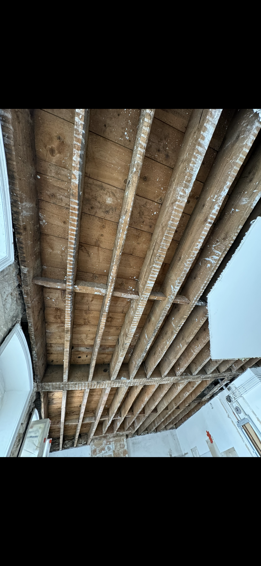 Plafond bois avant aérogommage