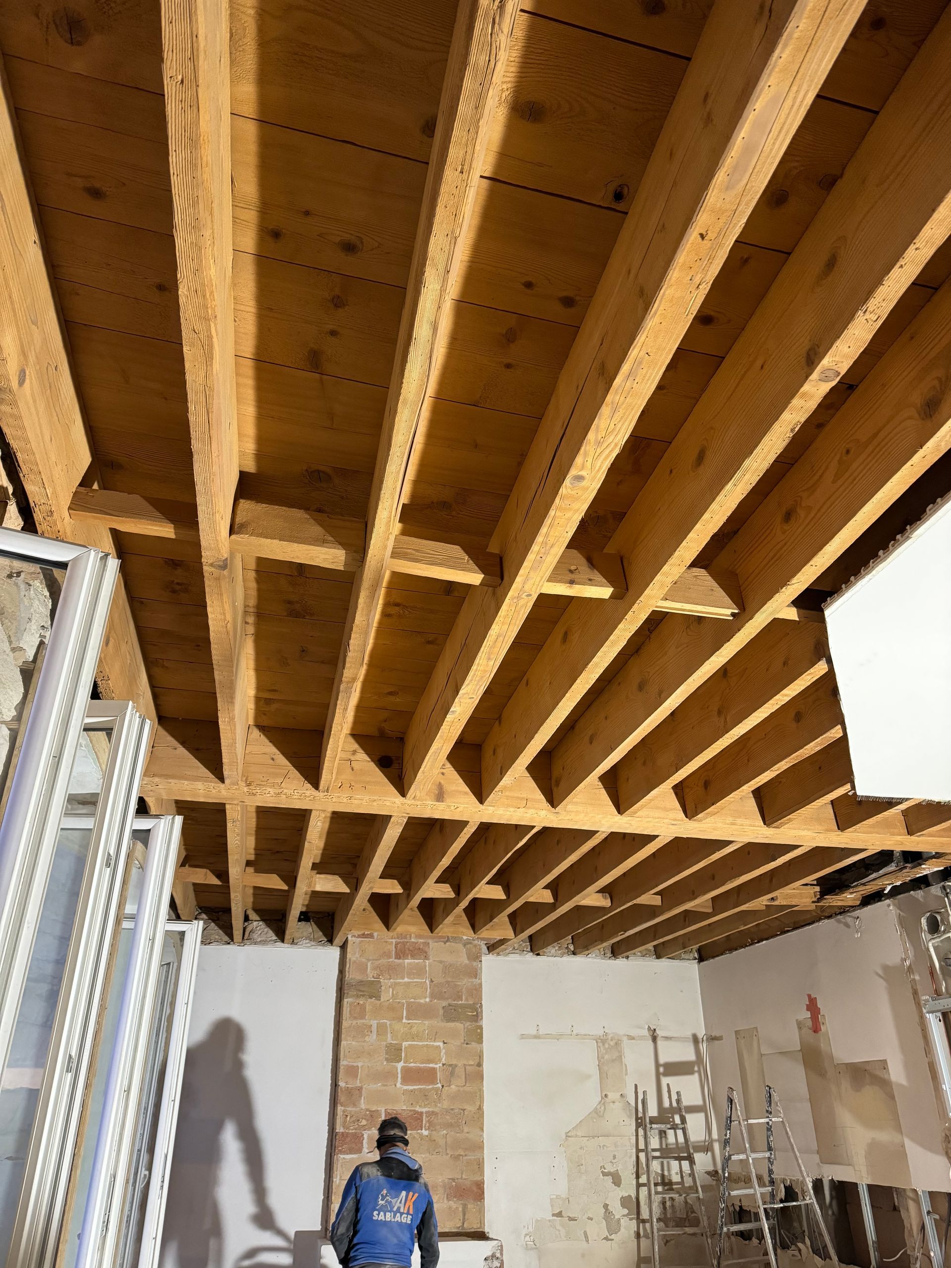 Plafond bois après aérogommage