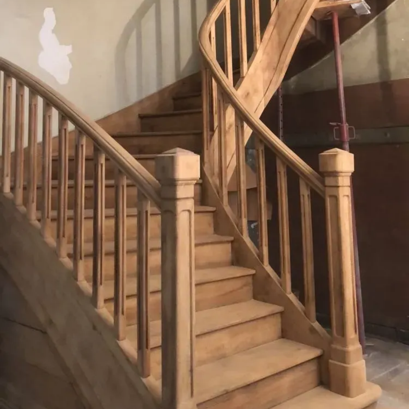 Escalier en colimaçon en bois avec rampe.