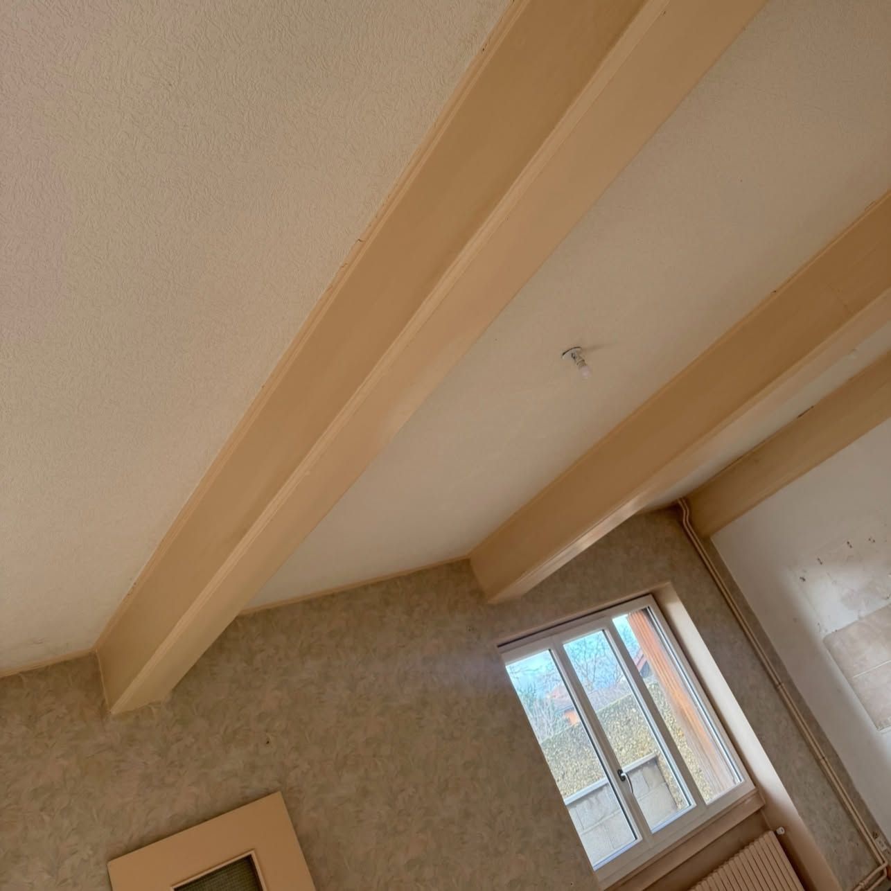 aérogommage de poutres en bois peintes dans une maison à Couzon-au-Mont-d’Or