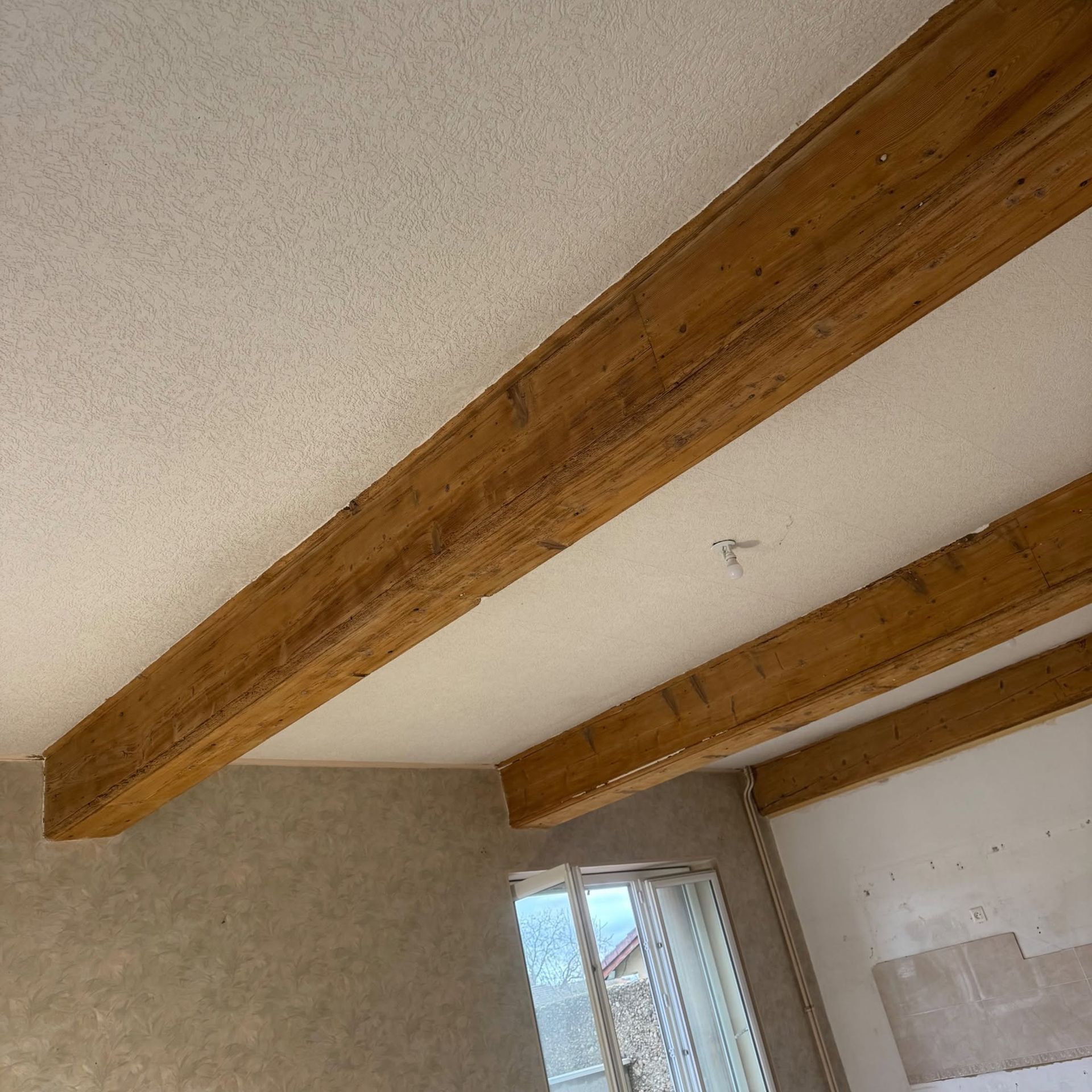 aérogommage de poutres en bois peintes dans une maison à Couzon-au-Mont-d’Or