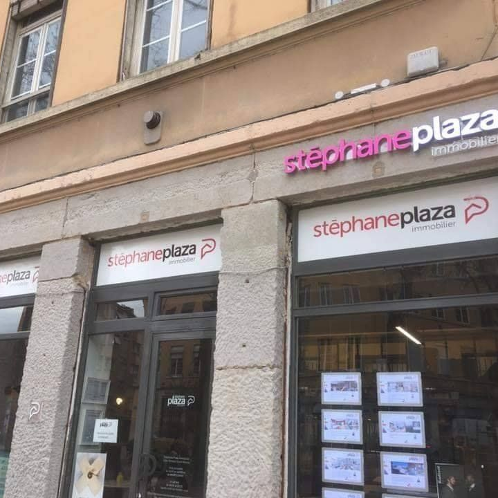 Après hydrogommage d'une façade d'agence immobilière